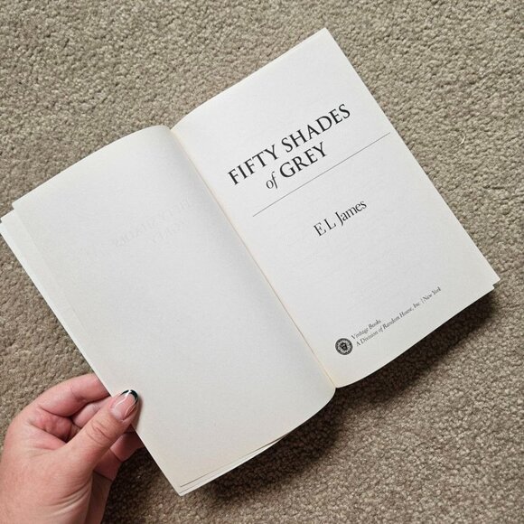 Full Set of Fifty Shades of Grey, Darker & Freed by E. L. James - Paperback‎ - Picture 5 of 14